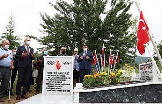 Milli güreşçi kabri başında anıldı