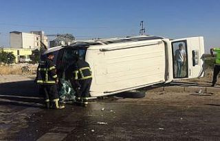 Minibüs kaldırıma çapıp devrildi: 5 yaralı