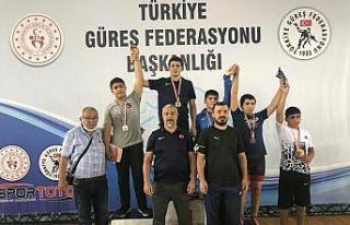 Minik güreşçiden örnek hareket