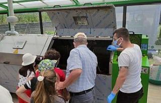 Minik öğrenciler yemek artıklarını gübre yaptı