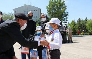 Minik öğrencilerden, jandarmaya anlamlı ziyaret