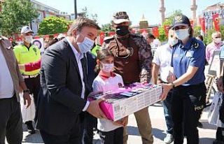 Minik öğrencilerin resim yarışmasının ödül...