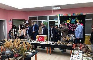 Minikler, doğadan topladıkları ürünleri sanata...