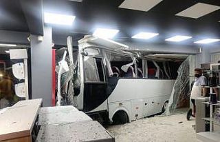 Mobilya mağazasına dalan işçi servisinde can pazarı:...