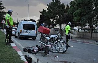 Moto kuryenin çarptığı bisikletli kız çocuğu...