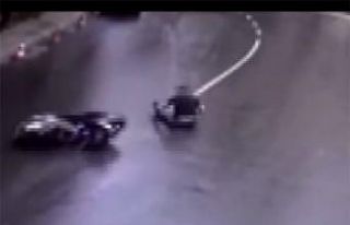 Motor devrildi, kayarak gelen sürücüyü elinden...
