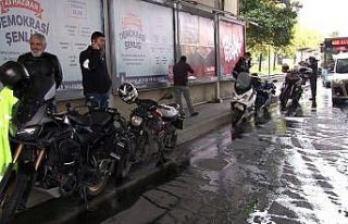 Motorcular yağmurdan köprü altına sığındılar