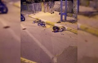 Motosiklet elektrik direğine çarparak parçalandı:...