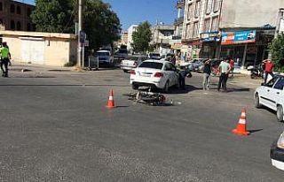 Motosiklet ile otomobil çarpıştı: 2 yaralı