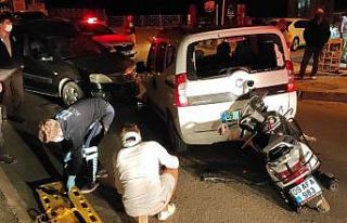 Motosiklet kaza yapan araca çarptı, sürücü arka...