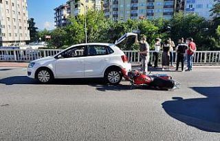Motosiklet otomobilin altına girdi
