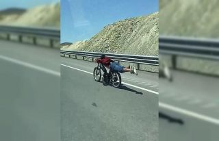 Motosikletin üstüne yatan sürücünün tehlikeli...
