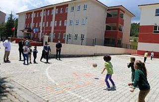 Müdür Başyiğit, okul bahçesinde öğrencilerle...
