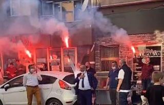 Muhtar seçilince çiftetelli oynadı