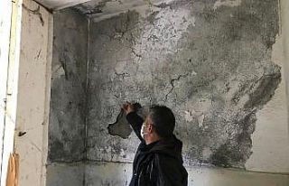 Muhtara, çürük ve yıkılmış okul binasını...