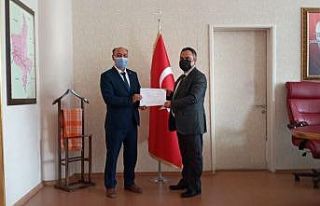 Muhtarlık mazbatasını Kaymakam Halim takdim etti