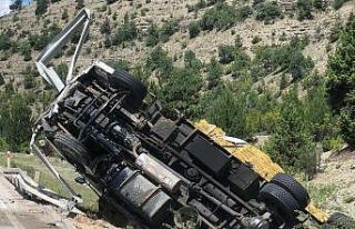 Nallıhan Mudurnu yolunda aman yüklü kamyon dereye...