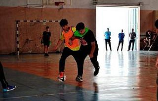 Öğrenciler futbol turnuvasında ter döküyor