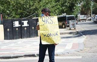 Öğrenciler rahatsız olmasın diye sınav boyunca...