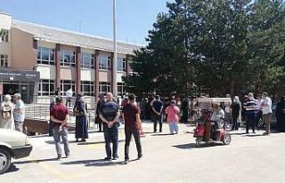 Öğrenciler sınavda yakınları dışarıda ter...