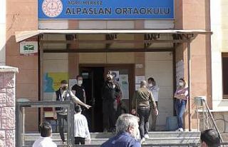 Öğrencilerin korona virüs tedbirli LGS heyecanı...