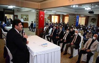 Öğretmen Başkan’dan üniversitelilere burs