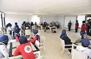 Öğretmenler ile üniversite öğrencilerine izcilik...