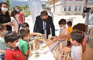 Okul öncesi öğrencileri el yapımı ahşap oyuncaklar...