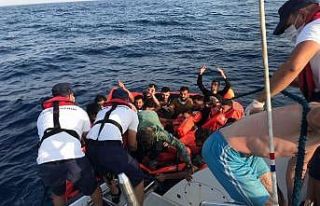 Ölüme terk edilen düzensiz göçmenler kurtarıldı