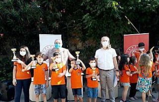 Online satranç turnuvasında madalyalar sahiplerini...