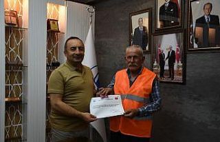 Örnek temizlik işçisine çeyrek altın ödülü