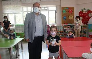 Osmaneli’nde anaokulu öğrencilerine saksıda çilek...