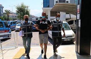 Otobüsten çaldığı cep telefonunu satarken yakalandı