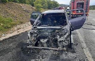 Otomobil alev alev yandı