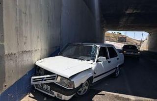 Otomobil alt geçit duvarına çarptı: 1 yaralı