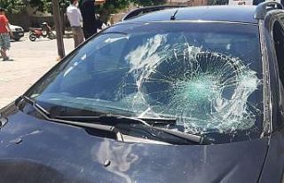 Otomobil, anne ile oğluna çarptı: 2 yaralı