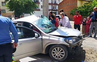 Otomobil beton direğe çarptı: 3’ü çocuk 4 yaralı