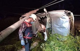 Otomobil devirdiği direğin altında ezildi, sürücü...