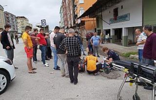 Otomobil elektrikli bisiklete çarptı