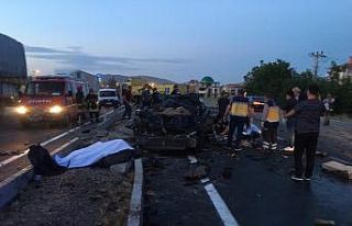 Otomobil ile kamyon çarpıştı: 2 ölü, 1 yaralı