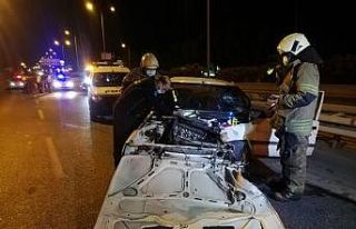 Otomobil önce aydınlatma direğine ardından bariyere...