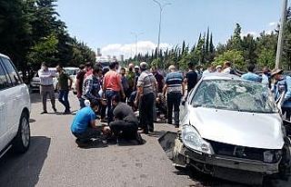 Otomobil önce aydınlatma direğine sonra başka...