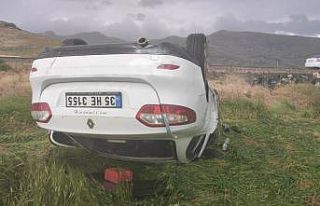 Otomobil şarampole devrildi: 2 yaralı