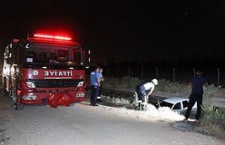 Otomobil sulama kanalına düştü