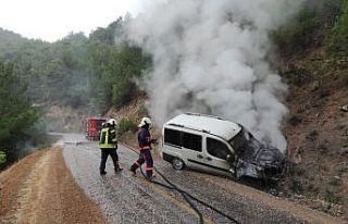 Otomobil yangını ormana sıçramadan söndürüldü