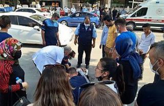 Otomobil yayaya çarptı, hastaneden koşarak gelen...