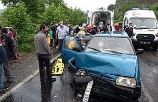 Otomobilde sıkışan iki kişi acı içerisinde kurtarılmayı...