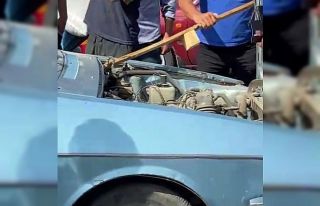 Otomobile giren yılanı vatandaşlar çıkardı