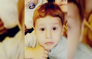 Otomobili ile manevra yaparken 3 yaşındaki oğlunun...