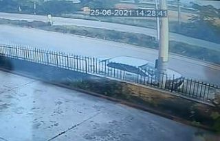 Otomobilin beton direğe çarparak parçalandığı...